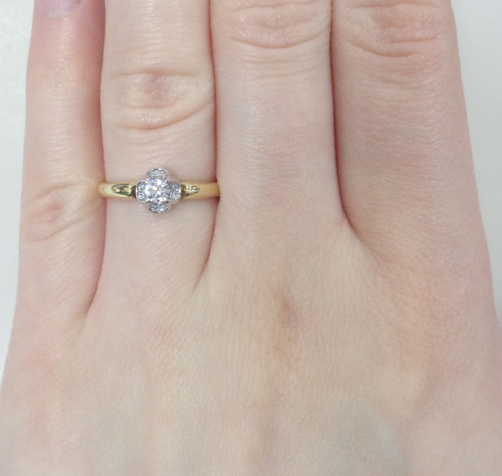 Золотое кольцо 585 пробы; желтое золото; родий; вставки 1 Бр.Кр-57 0,152 3/6А; 8 Бр.Кр-57 0,017 3/6А